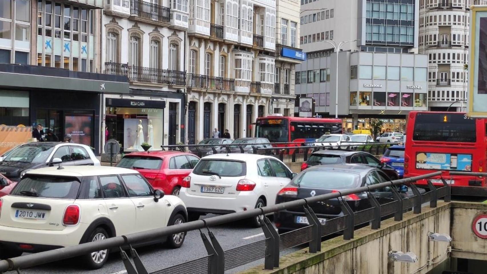 Tráfico congestionado en Sánchez Bregua, entre las plazas de Mina y Ourense, donde hay atascos.