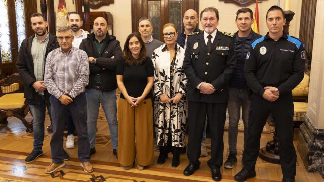 Los nuevos agentes del 092 con la alcaldesa y cargos de Seguridad Ciudadana.