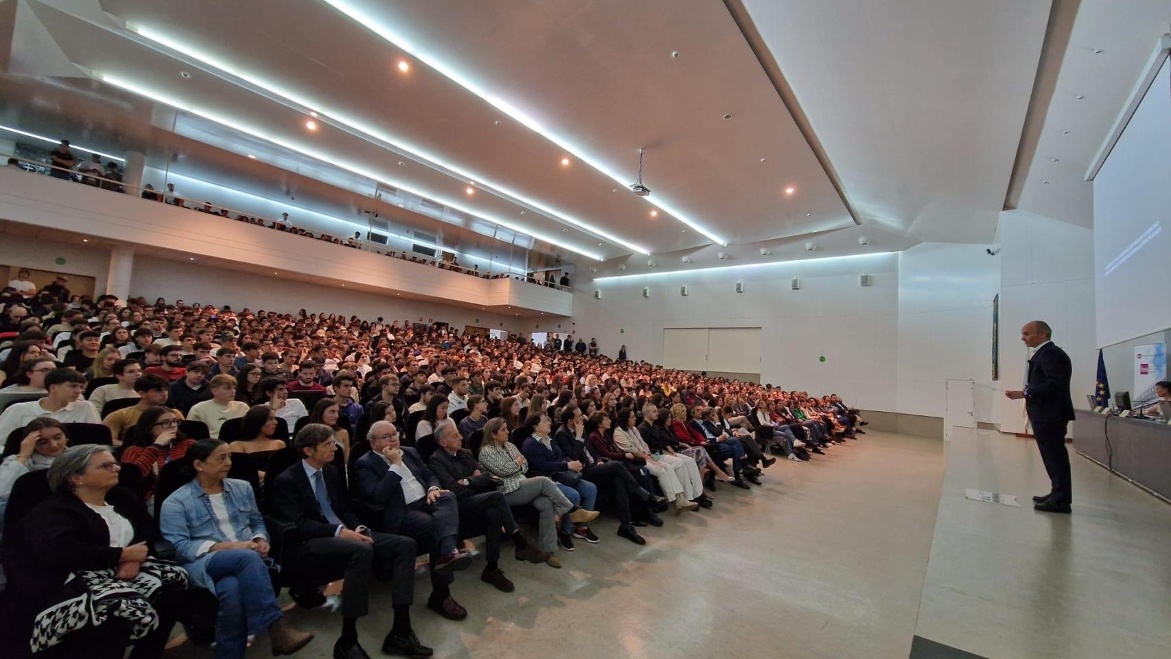 García Maceiras, CEO de Inditex inaugura el curso académico de la UDC, donde se graduó en Derecho