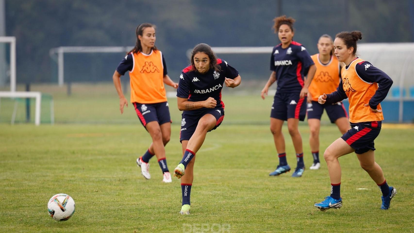 Las jugadoras del Deportivo femenino durante un entrenamiento en Abegondo.