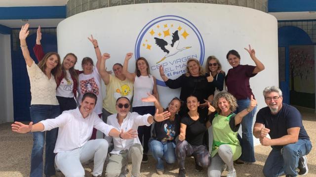 Francisco José, el director (abajo a la izquierda) con los profesores del colegio y miembros del AMPA, exultantes tras la designación.