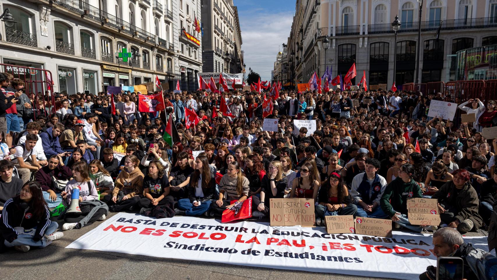 En la imagen, los participantes de la convocatoria del Sindicato de Estudiantes, hacen una sentada en la Puerta de El Sol de Madrid.