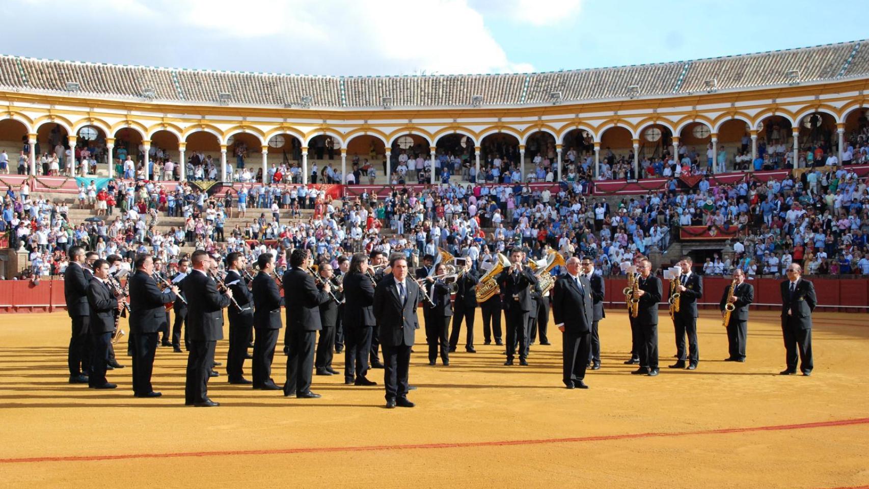 La banda del Maestro Tejera en el ruedo de la plaza de toros de Sevilla.