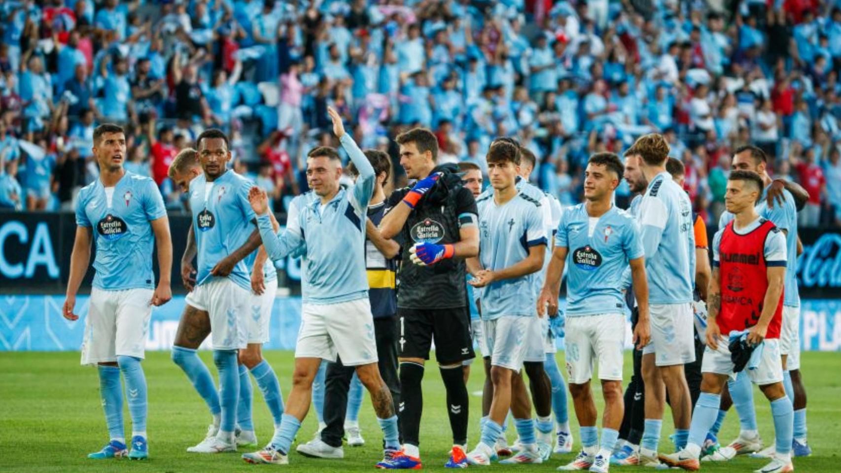 Los jugadores del Celta celebran la victoria ante el Valencia en Balaídos.