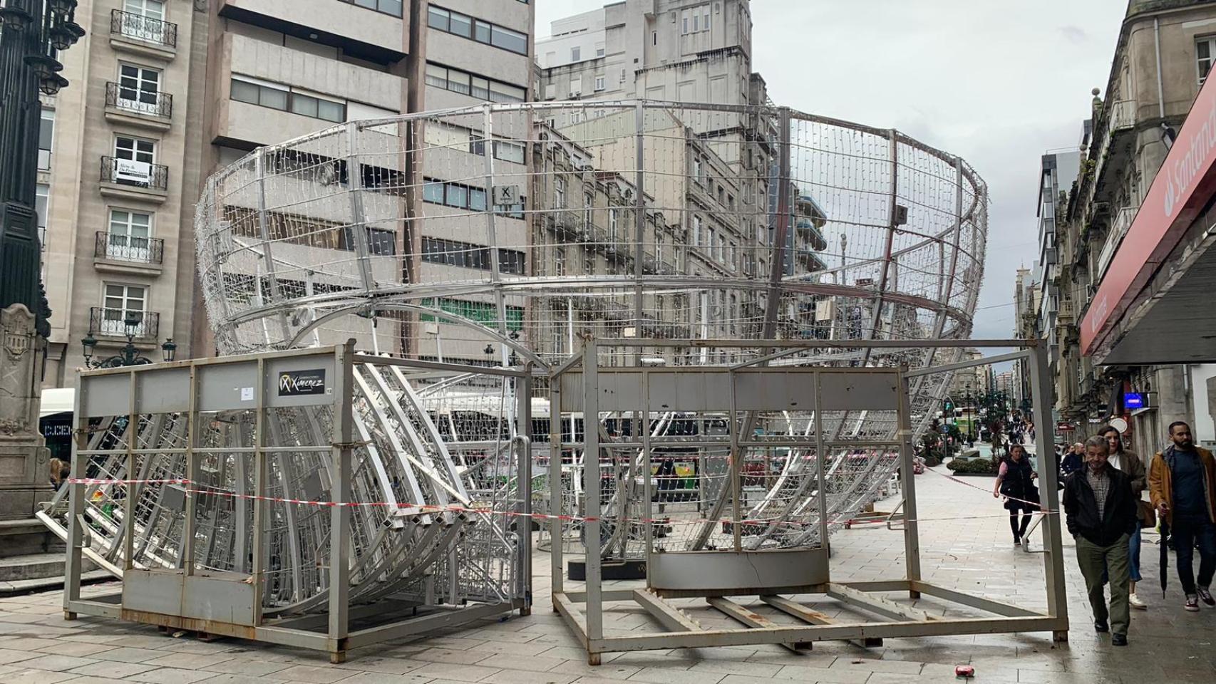 Montaje de la bola de Navidad al lado de la Farola de Urzaiz.