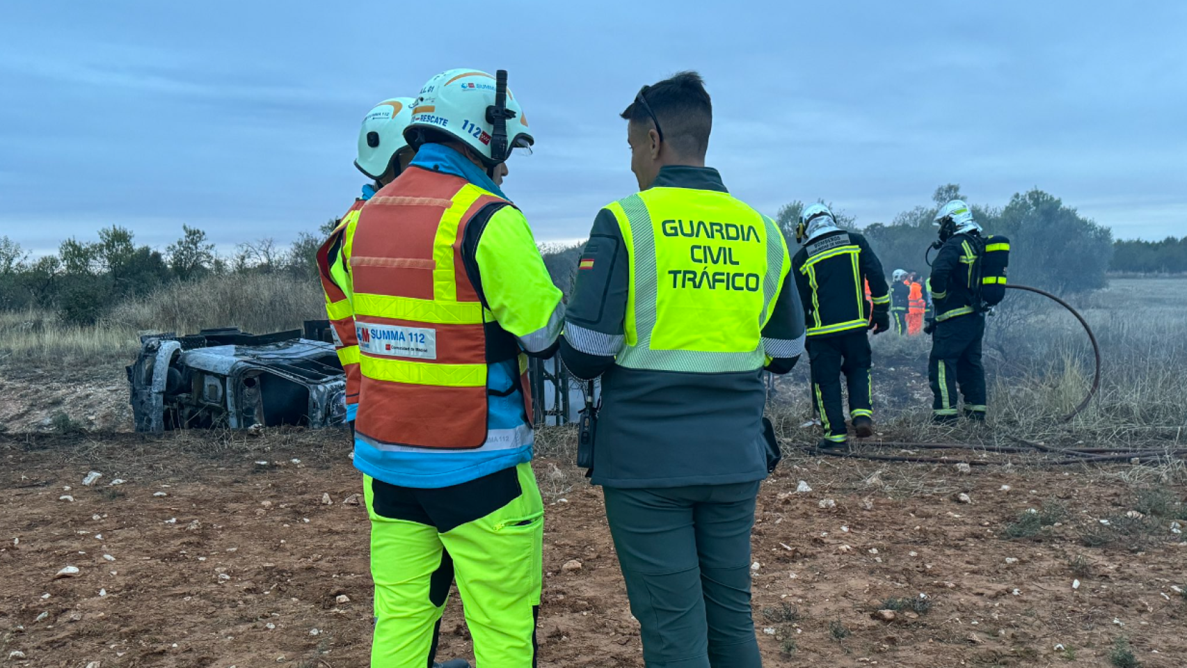 Operativos de SUMA 112 y la Guardia Civil en el lugar del accidente.