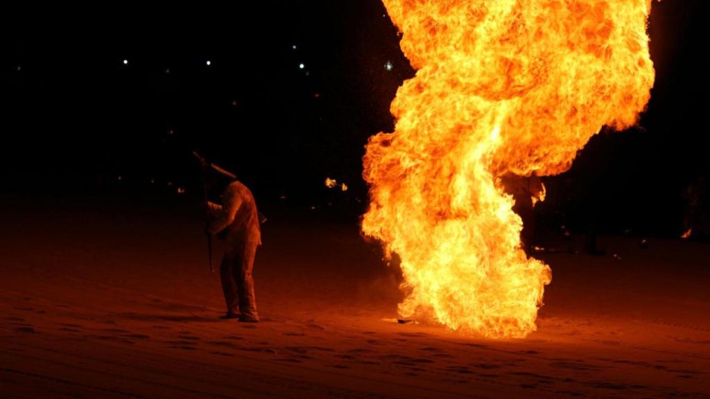 Las llamas reflejan la violencia de las tropas en esta festiva recreación de El Campello.