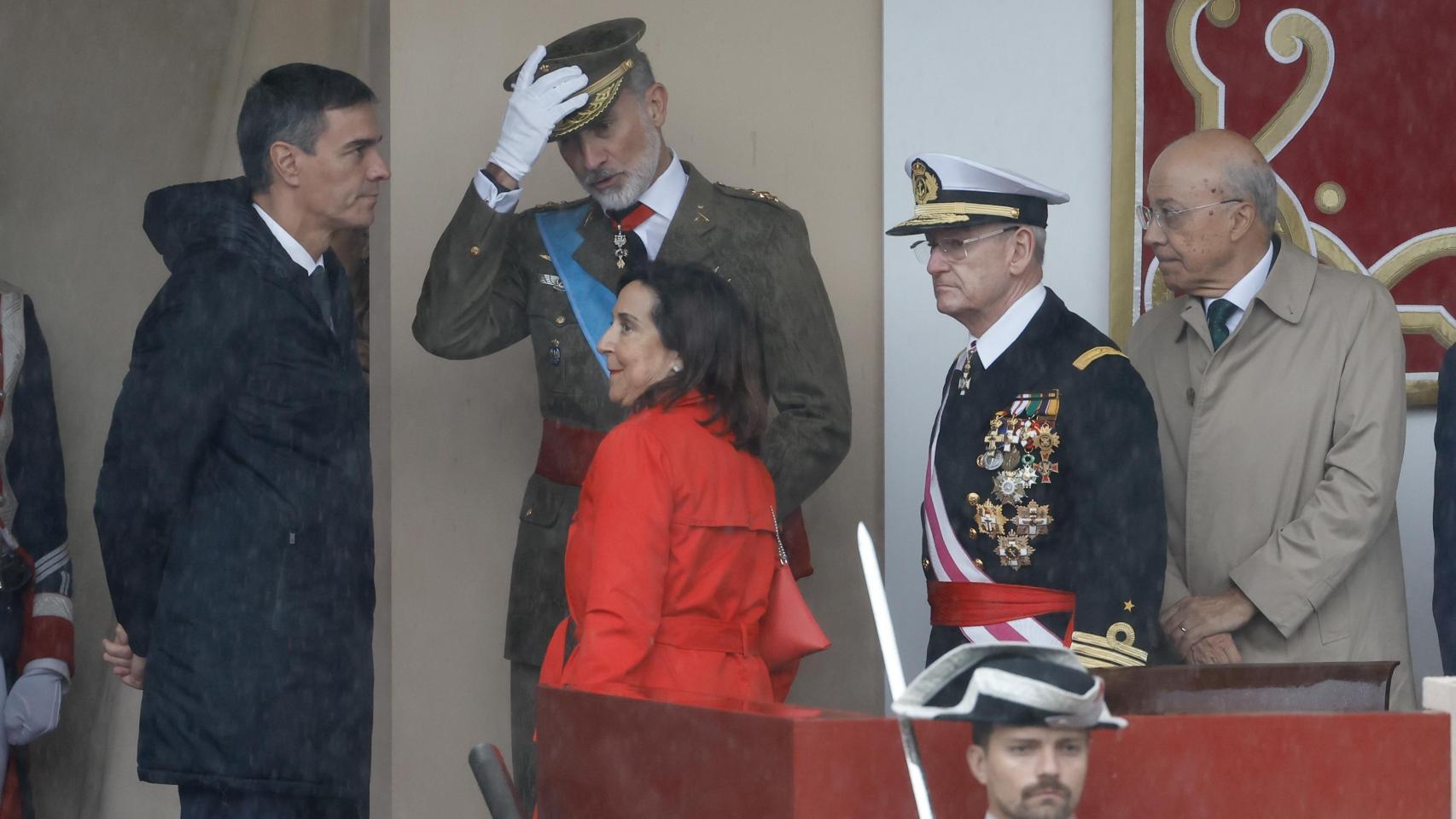 El diluvio salva a Sánchez de la pitada y los abucheos en un desfile del  12-O en el que se canceló la exhibición aérea