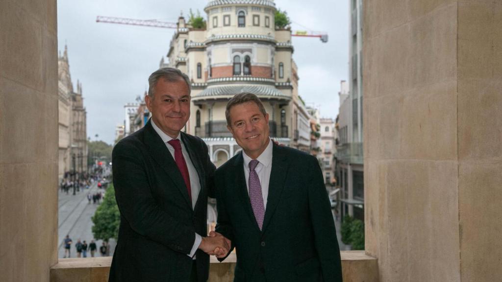 José Luis Sanz con García-Page, en el Ayuntamiento de Sevilla.