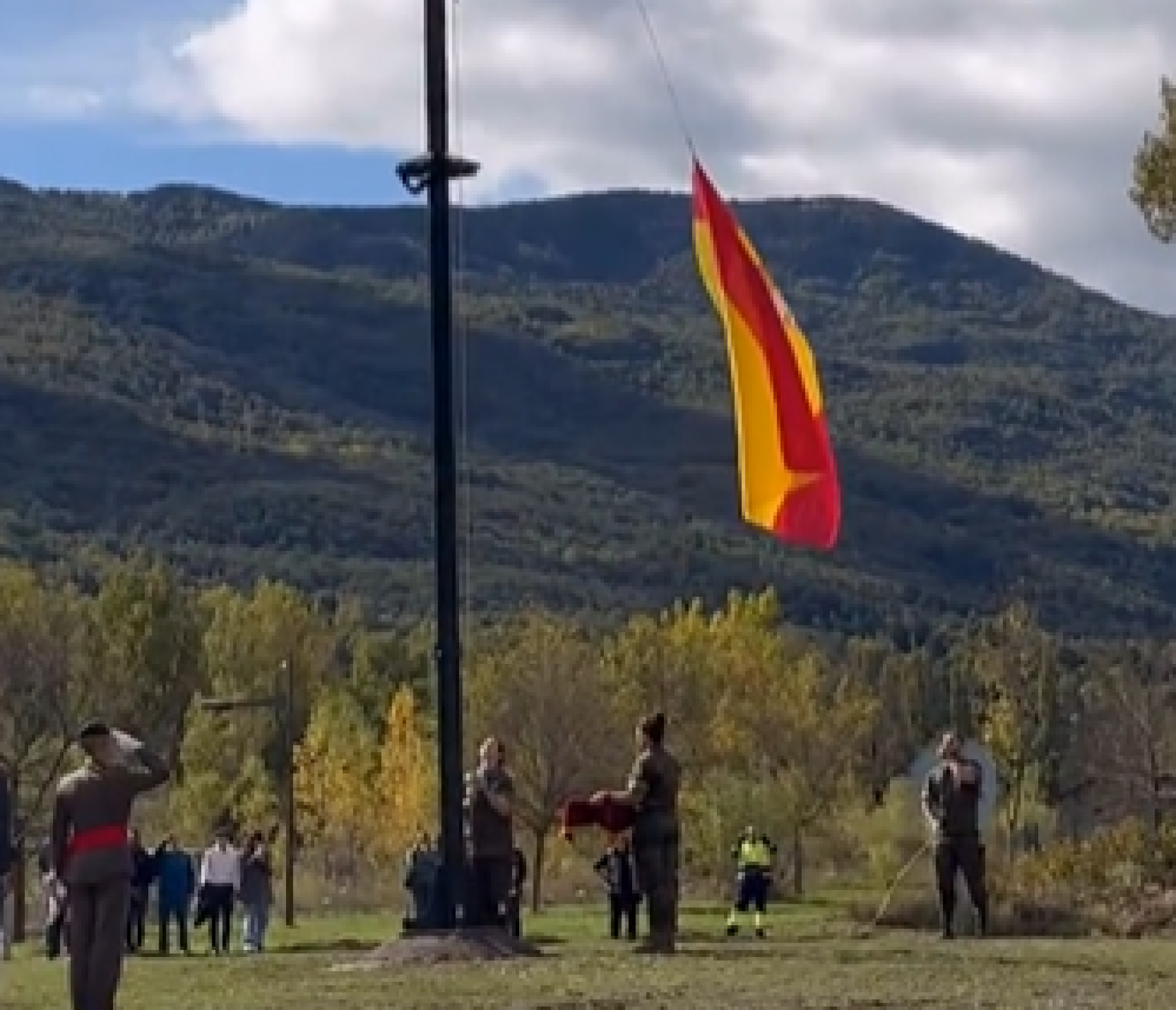 Izado de la bandera de España en Benasque.