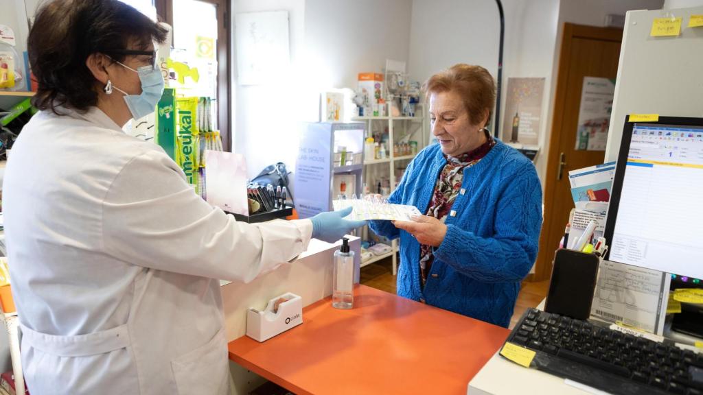 Una mujer comprando medicamentos en Soria