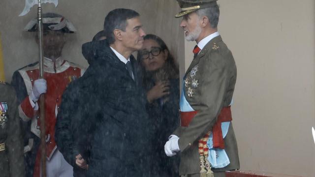 El rey Felipe VI (d) conversa con Pedro Sánchez (i) durante el desfile del Día de la Fiesta Nacional.