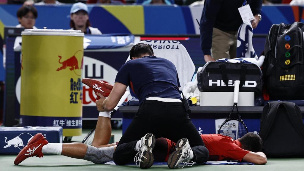 Djokovic es atendido por su fisioterapeuta durante el segundo set del partido frente a Fritz.