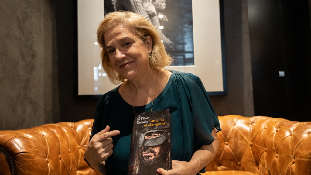 Pilar Rahola posa con su nuevo libro.