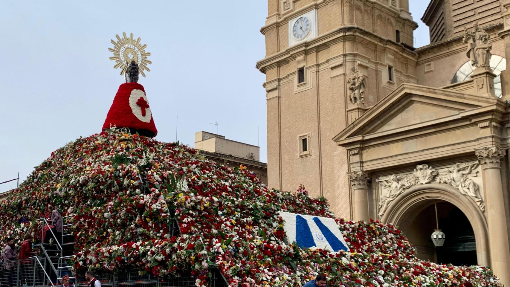 La estructura de la Virgen, llena de flores, este sábado por la tarde.