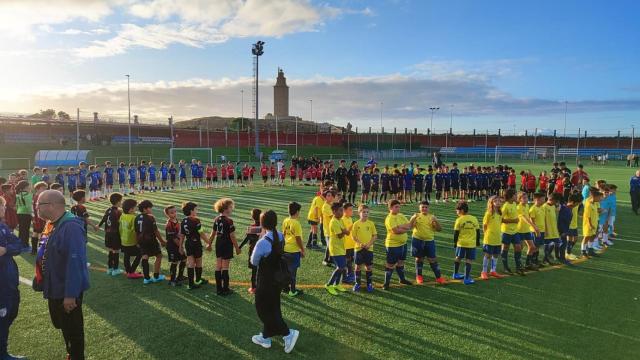 200 niños y niñas jugaron al fútbol en A Coruña por la paz y la noviolencia