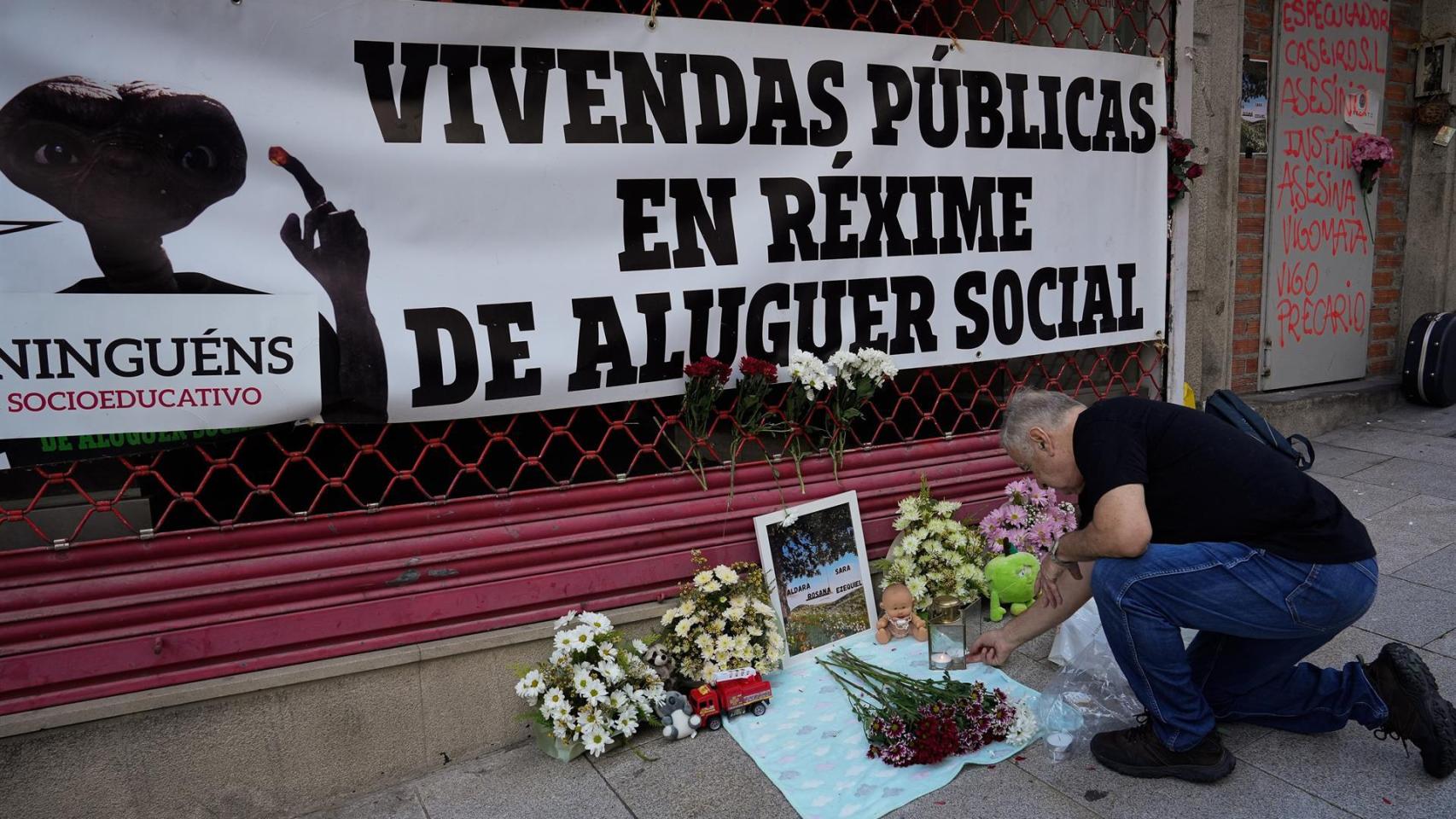 Un hombre coloca una vela durante el homenaje por el aniversario del incendio en el que murieron una madre y sus tres hijos, a 12 de octubre de 2024, en Vigo, Pontevedra, Galicia (España). Los hechos ocurrieron el 11 de octubre de 2023, cuando un incendio - Adrián Irago