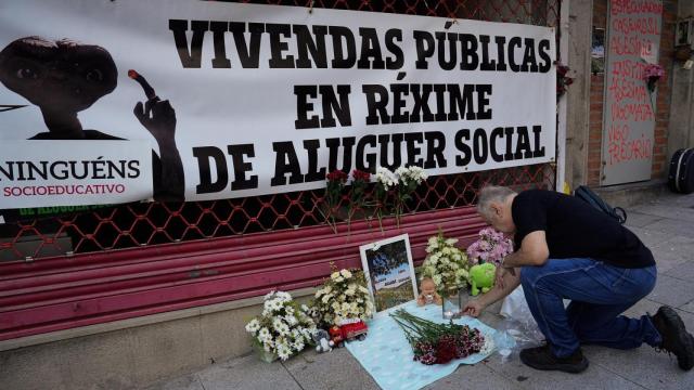 Un hombre coloca una vela durante el homenaje por el aniversario del incendio en el que murieron una madre y sus tres hijos, a 12 de octubre de 2024, en Vigo, Pontevedra, Galicia (España). Los hechos ocurrieron el 11 de octubre de 2023, cuando un incendio - Adrián Irago