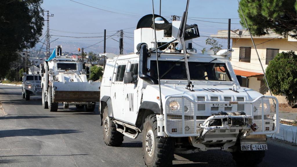 Los vehículos de las fuerzas de paz de la ONU (FINUL) circulan por Marjayoun, cerca de la frontera con Israel.