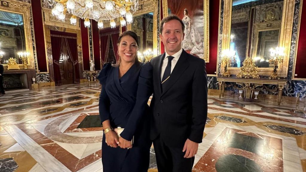 El alcalde de Toledo, Carlos Velázquez, con su mujer Ilaria en los salones del Palacio Real.