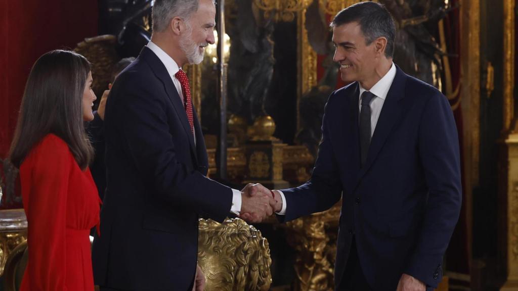 El presidente del Gobierno, Pedro Sánchez, saluda al rey Felipe VI.