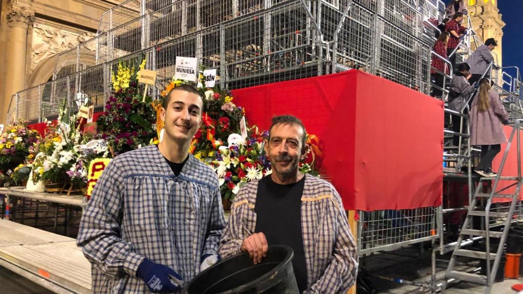 Alberto y Javier, operantes del manto de la Virgen del Pilar en la Ofrenda de Flores 2024