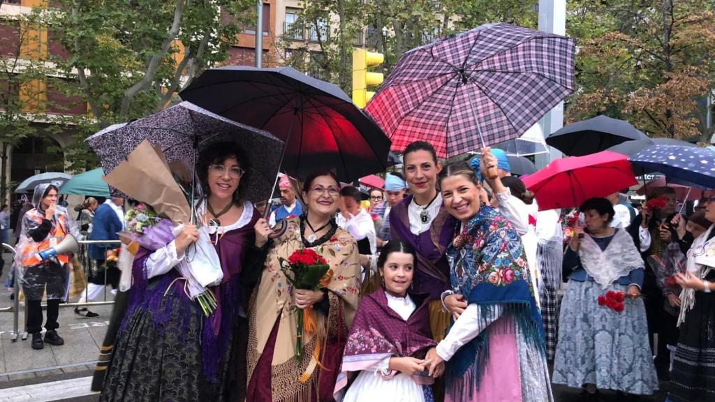 Oferentes del grupo Sagrada Familia en la Ofrenda de Flores 2024.