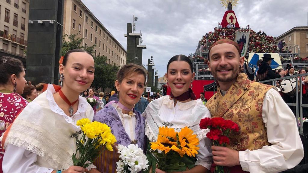 Blanca con los girasoles que ha entregado a la Virgen del Pilar en la Ofrenda de Flores 2024.