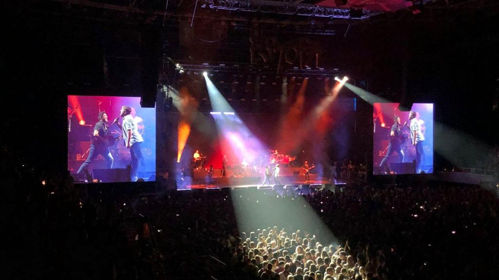 José y David Muñoz, Estopa, durante el concierto en el pabellón Príncipe Felipe en Zaragoza.