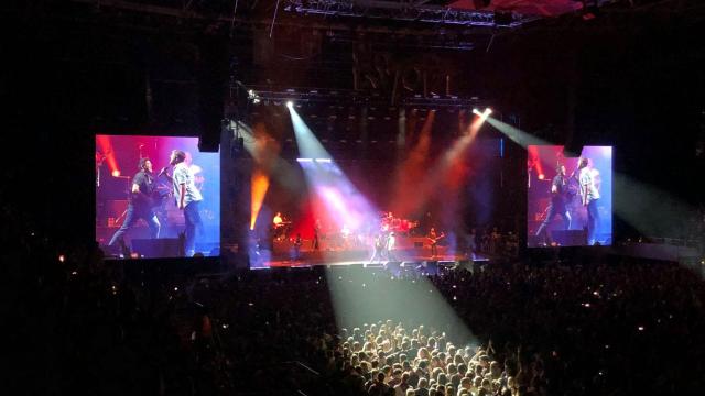 José y David Muñoz, Estopa, durante el concierto en el pabellón Príncipe Felipe en Zaragoza.