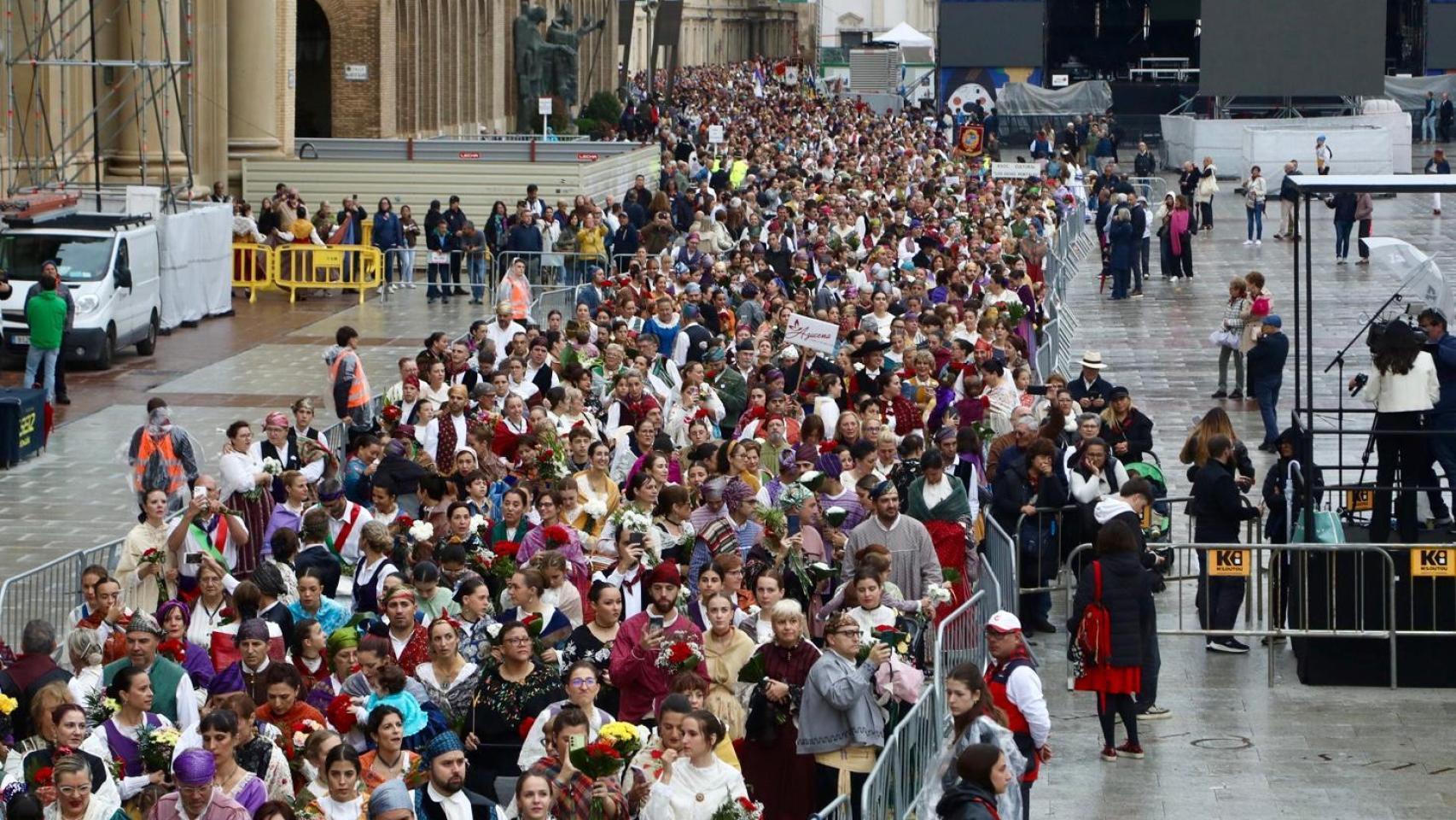 Los oferentes, en la plaza del Pilar.