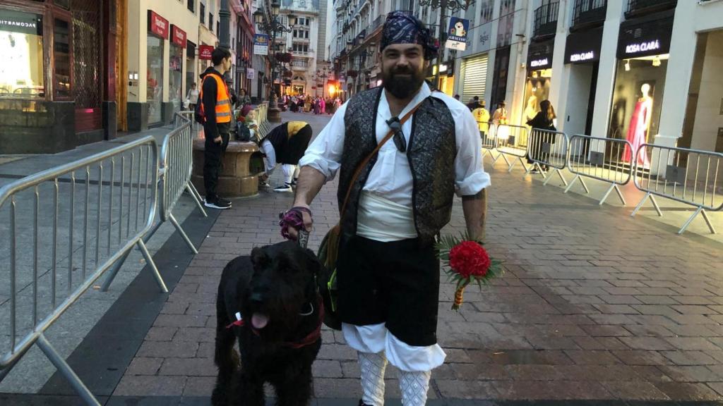 José Luis junto a su perro en la Ofrenda de Flores en honor a la Virgen del Pilar en Zaragoza 2024