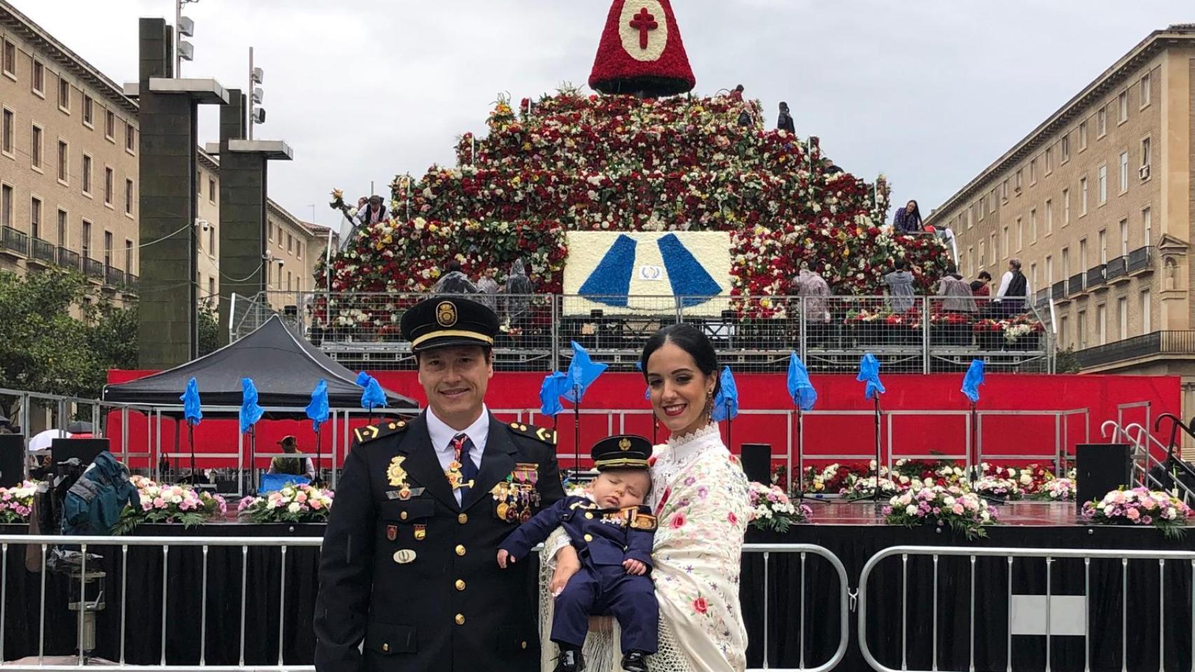 Fernando Cotela y Marta Sánchez posan con su hijo ante la Virgen del Pilar en la Ofrenda de Flores 2024.