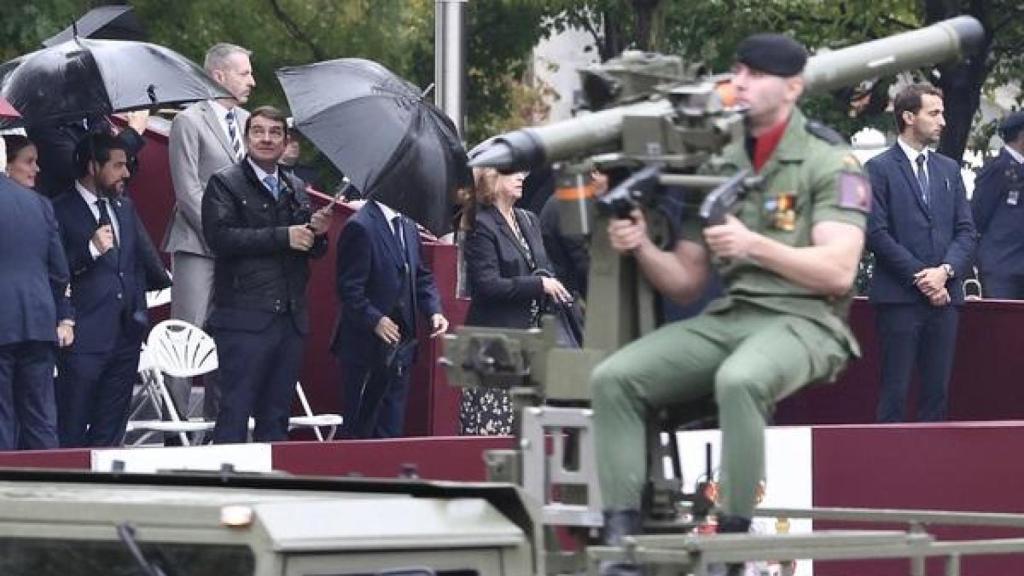 Mañueco con paraguas en el desfile del Día de la Hispanidad