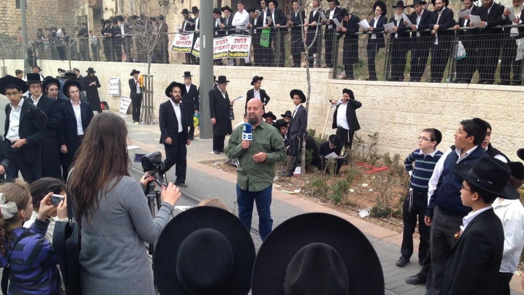 Javier Martín, durante un reportaje en Israel rodeado de ortodoxos judíos