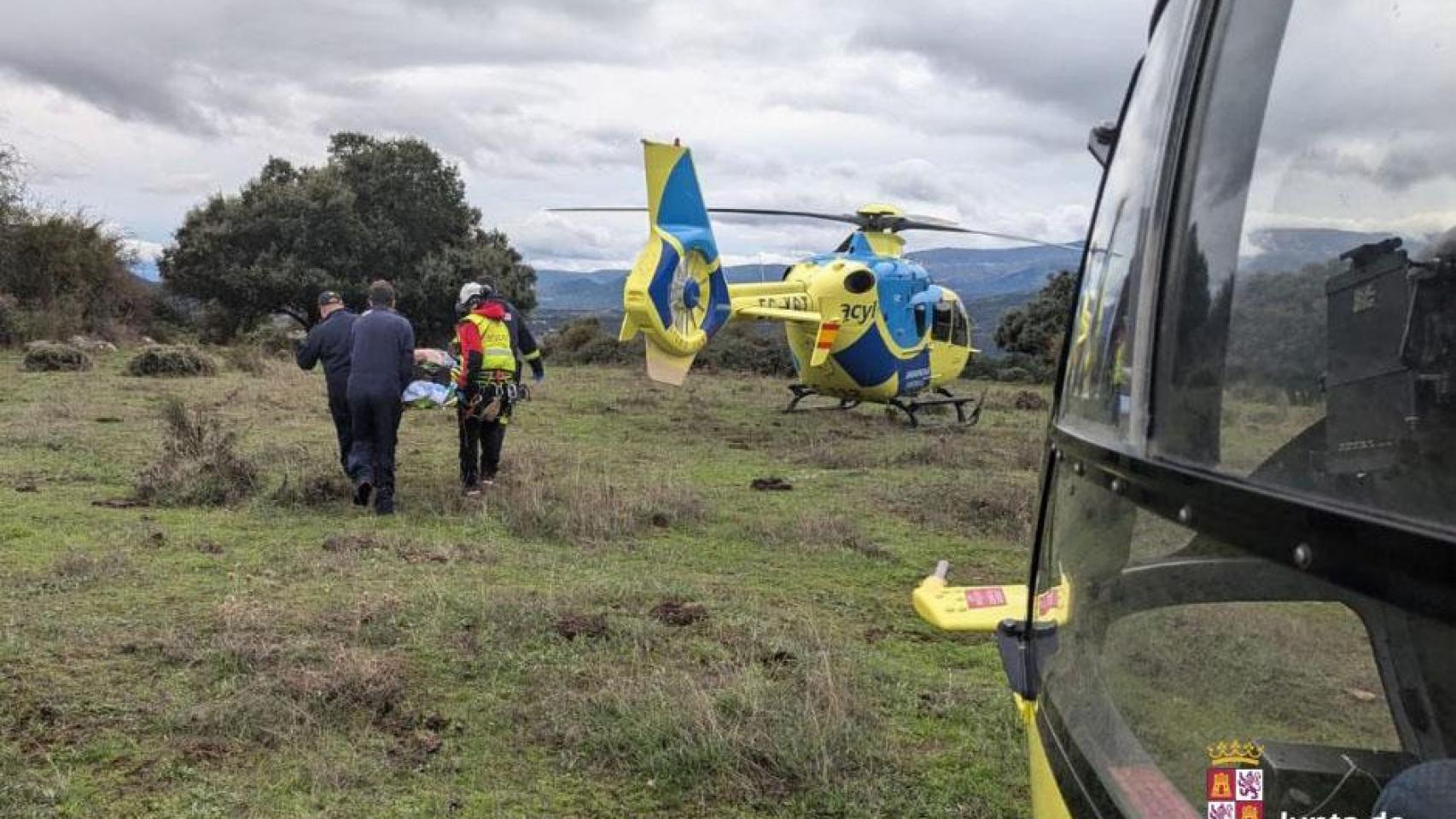 Imagen de la evacuación en helicóptero medicalizado