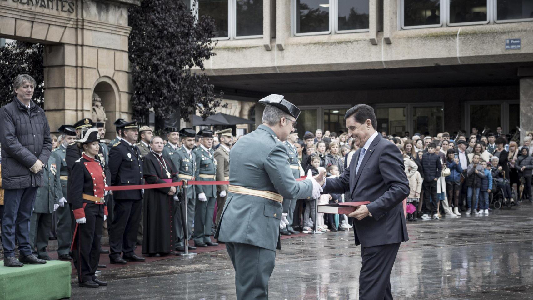 El presidente de la entidad recoge la placa conmemorativa