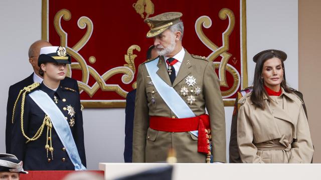 Los reyes de España, Felipe VI y Letizia, junto a Leonor, en la tribuna real, este sábado, 12 de octubre.