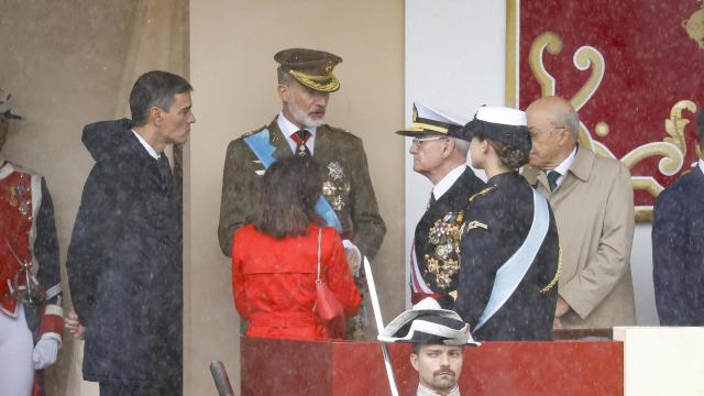 Felipe VI hablando con Pedro Sánchez y Margarita Robles ante la atenta mirada de Leonor de Borbón, este sábado, 12 de octubre.