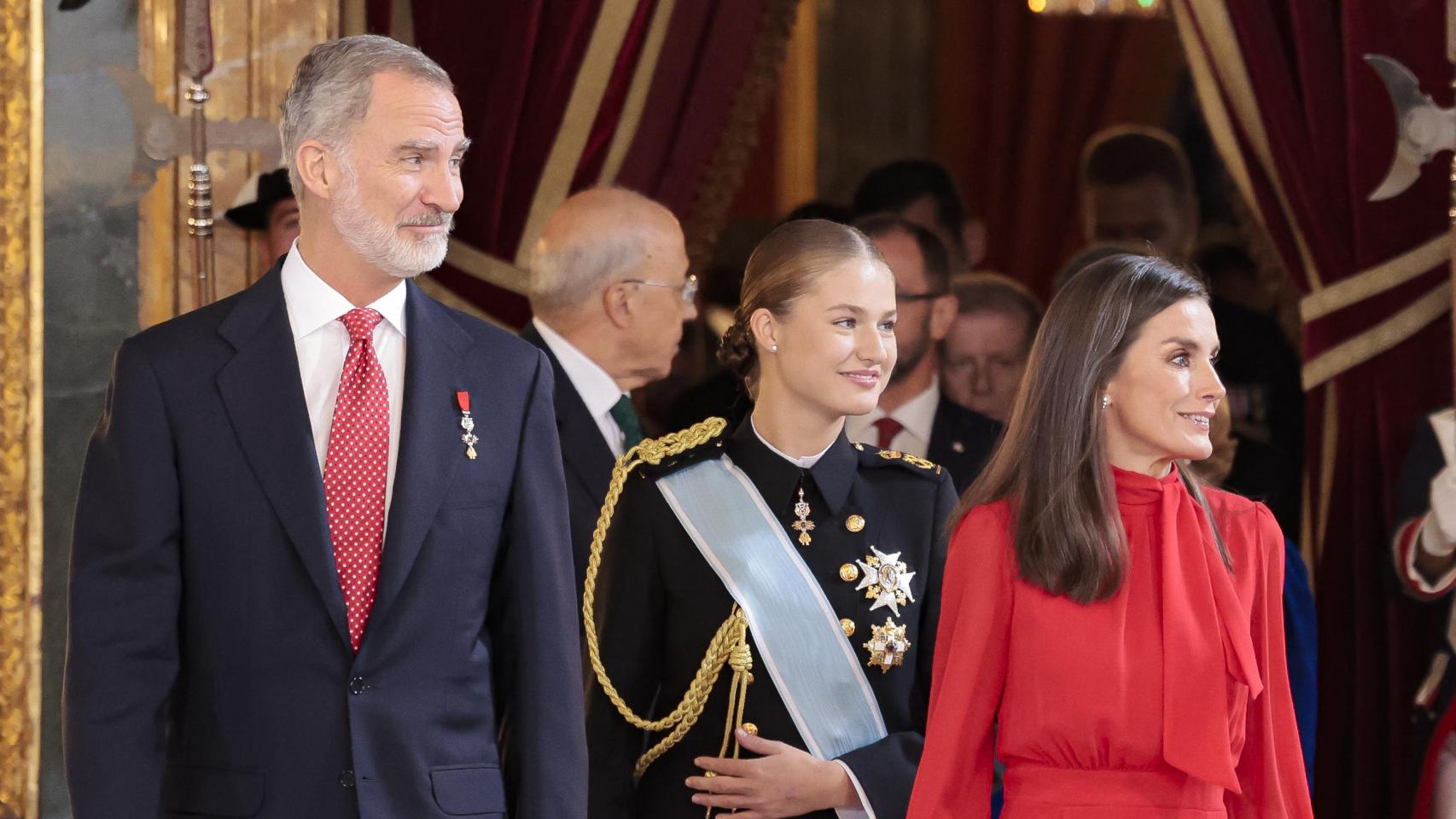 Los reyes de España, Felipe VI y Letizia, junto a Leonor, entrando en el Salón del Trono, este sábado, 12 de octubre.