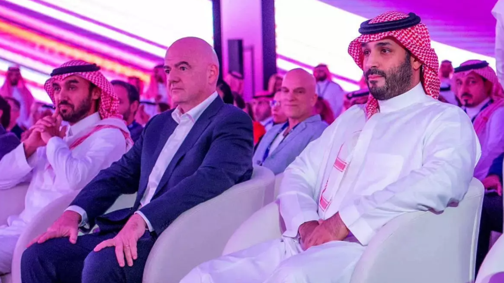 El príncipe heredero de Arabia Saudí, Mohammed bin Salman, y el presidente de la FIFA, Gianni Infantino.