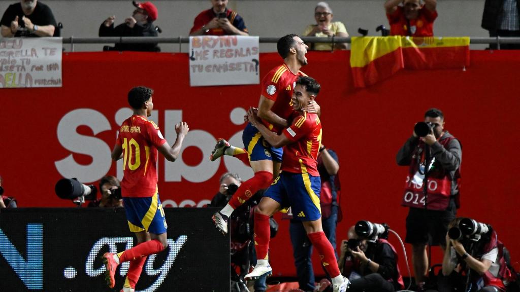 Zubimendi celebra su gol a Dinamarca junto al resto de sus compañeros.