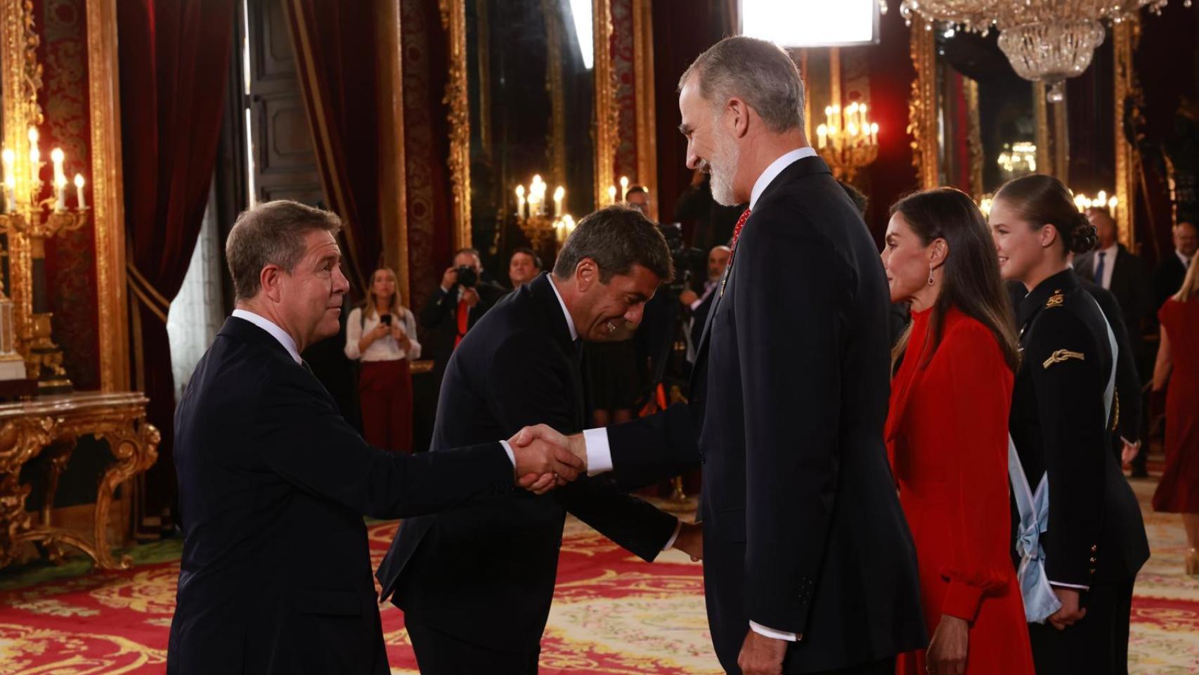 Emiliano García-Page, presidente de Castilla-La Mancha, saludando al Rey Felipe VI.