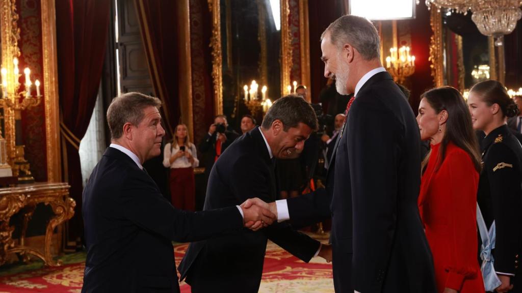 Emiliano García-Page, presidente de Castilla-La Mancha, saludando al Rey Felipe VI.