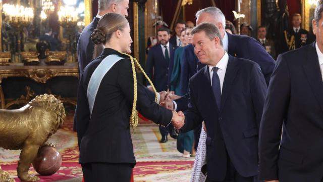 El presidente de Castilla-La Mancha, Emiliano García-Page, saluda a la Princesa de Asturias, vestida con el uniforme de gala de la Armada.