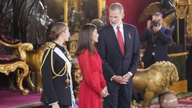 Los Reyes de España y la Princesa Leonor en el besamanos.