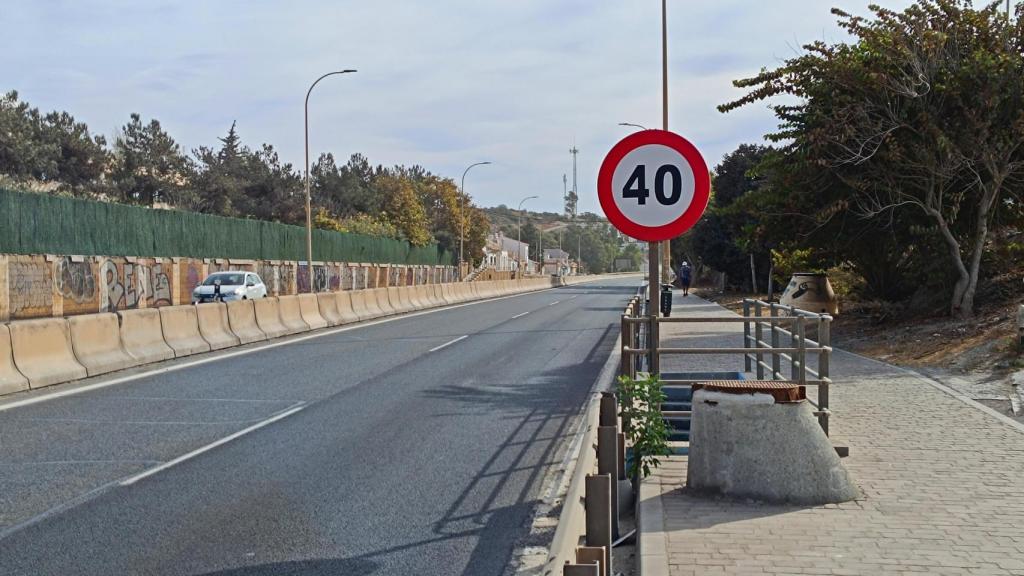 La señal de tráfico que no ha sido retirada y que genera confusión y multas en Málaga.