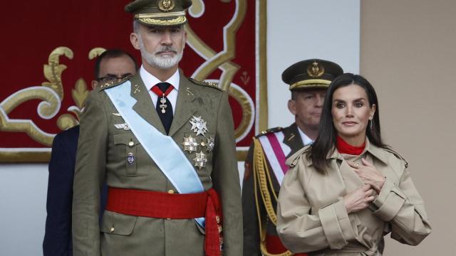 La reina Letizia junto al Rey, en la tribuna, durante el Día de las Fuerzas Armadas.