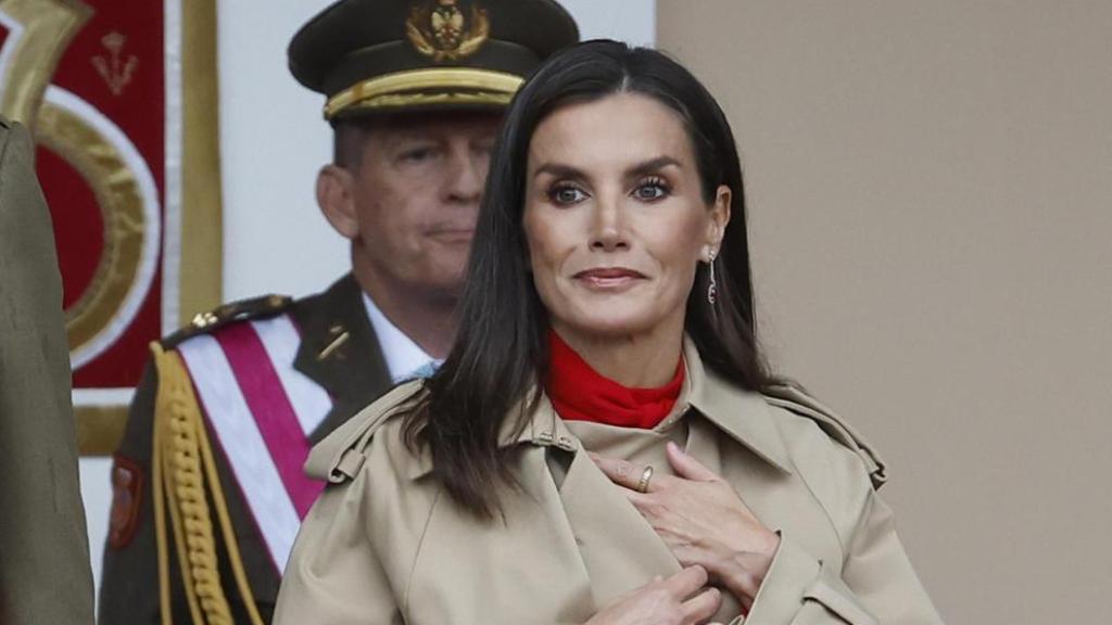 La reina Letizia junto al Rey, en la tribuna, durante el Día de las Fuerzas Armadas.