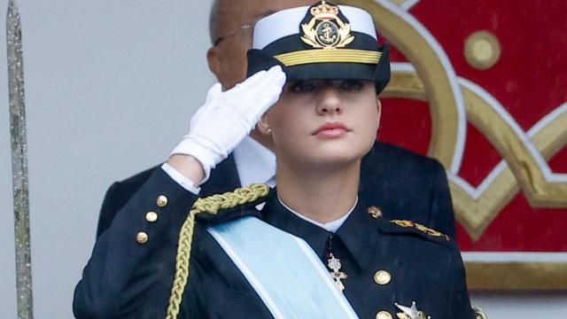 La guardiamarina Leonor estrena uniforme de gala de la Armada en una Día de la Hispanidad pasado por agua